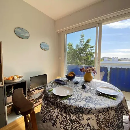 T2 Avec Balcon, Parking Et Proche - - Fr-1-245-187 *